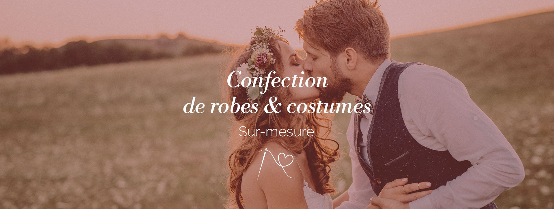Slide3 Jeunes mariés habillés d'une robe et d'un costume sur mesure